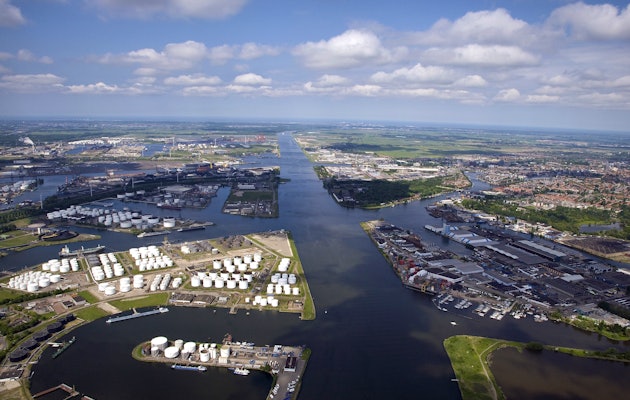 Beleef de Amsterdamse zeehaven van dichtbij met de havenrondvaart van Amsterdam Boat Cruises!